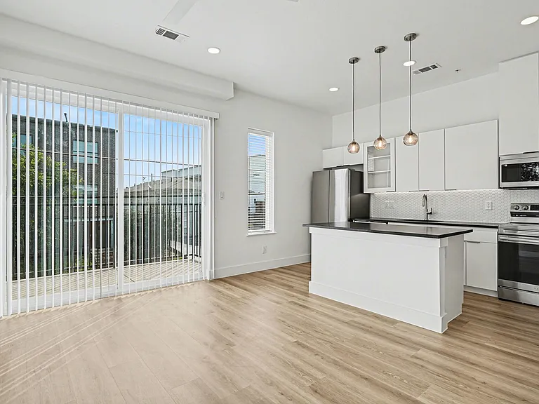 2217 N Fitzhugh Ave #203 — Photo 11