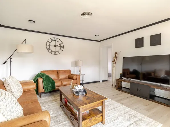 916 Acorn St, Bedford, TX 76022