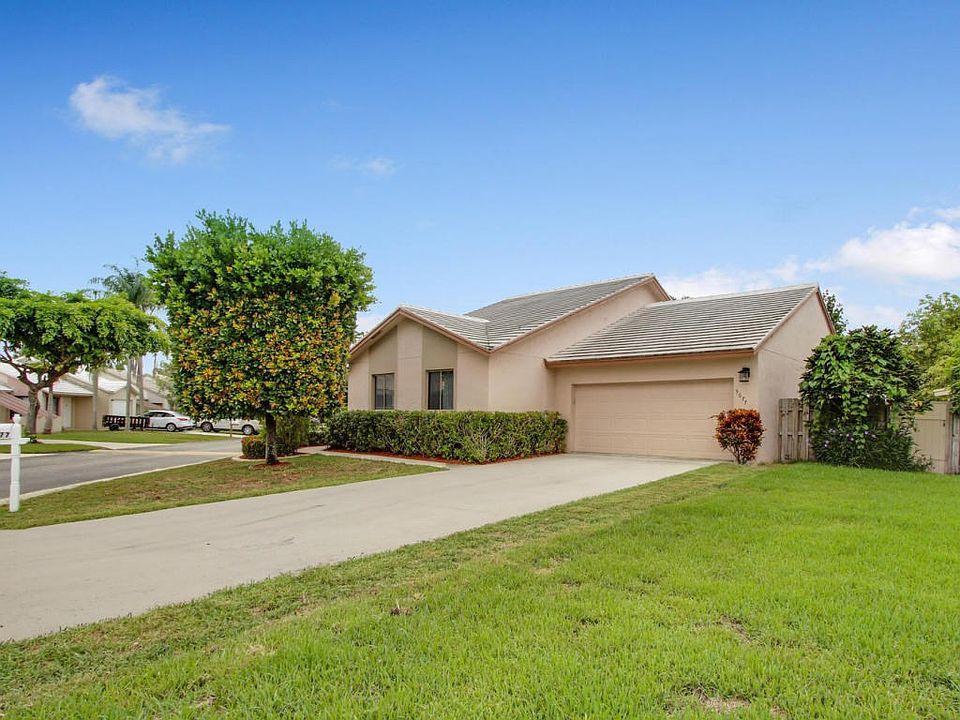 5677 Strawberry Lakes Cir Lake-large-001