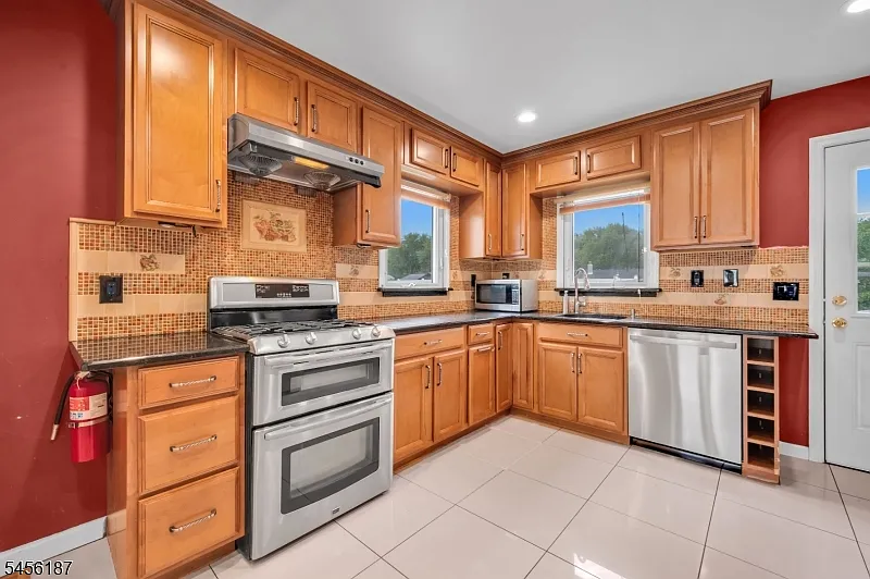 4 bed, 2.0 bath, $3,850 — Photo 3