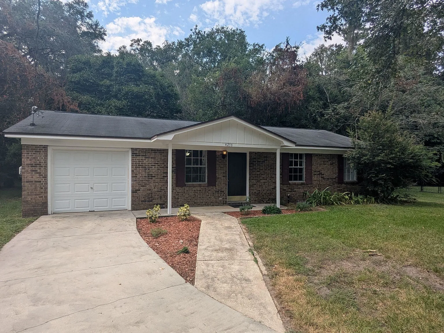 4 bed, 1100 sqft, $1,800 — Photo 2