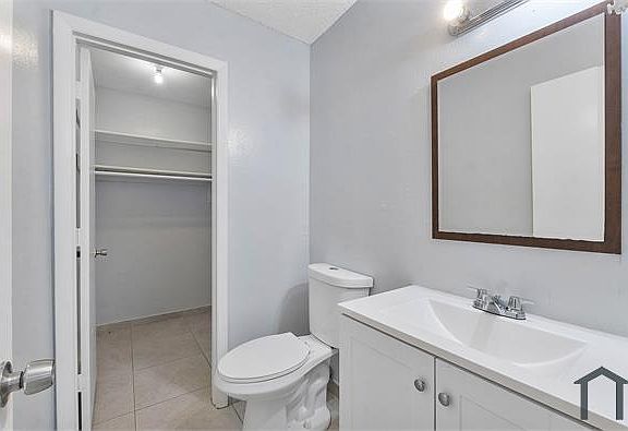 5th image of 395 SW 15th St APT 20
