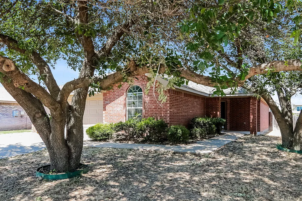 3 bed, 2.0 bath, 1564 sqft, $2,060 — Photo 3