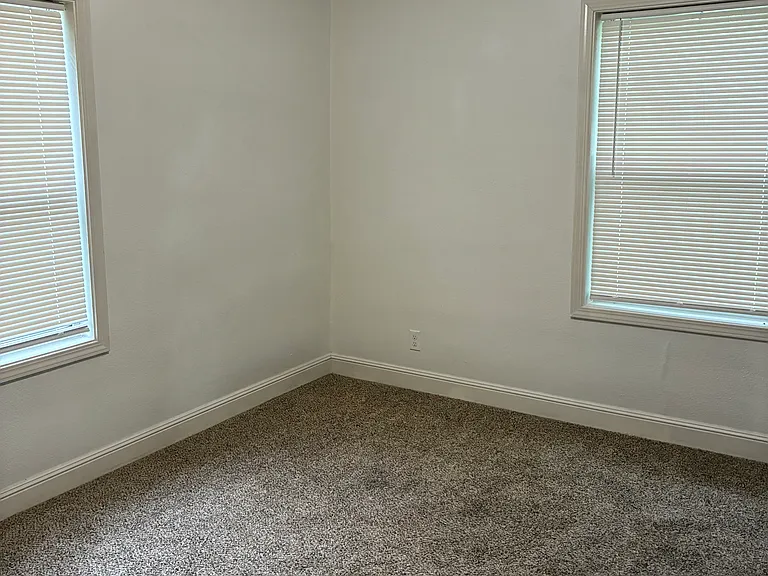 2510 Windsor St — Photo 6