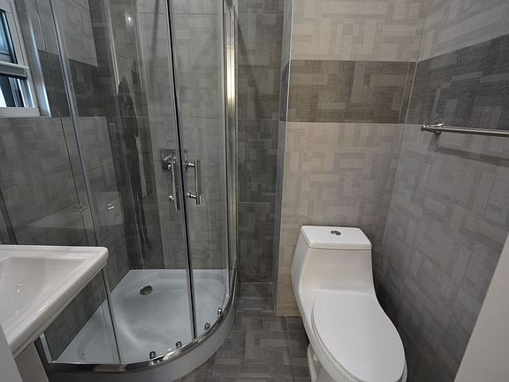 5th image of 1472 Myrtle Ave #1