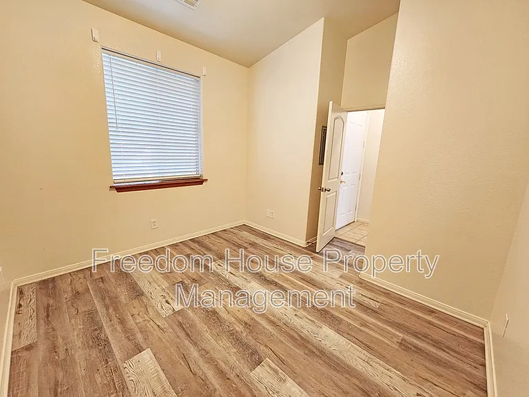 1041 Marne Ct #4 — Photo 25