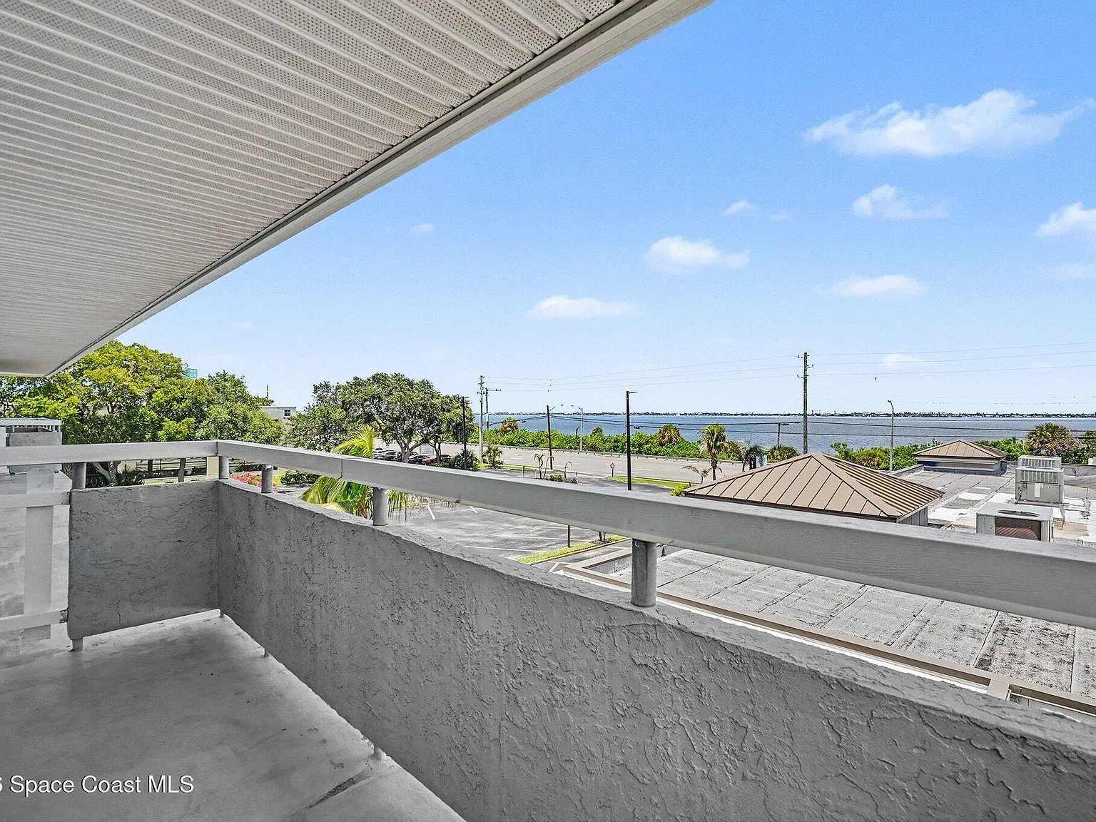 3 bed, 2.0 bath, 1637 sqft, $2,700 — Photo 3