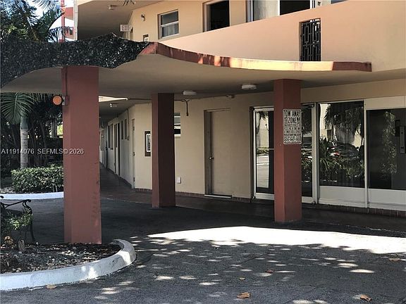 4th image of 1750 NE 191st St APT 403-1