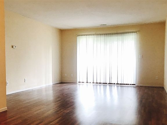 4th image of 223 Southbrooke Dr APT 2