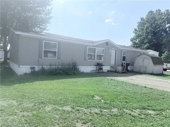 1241 N Park Cir, Brookfield, OH 44403