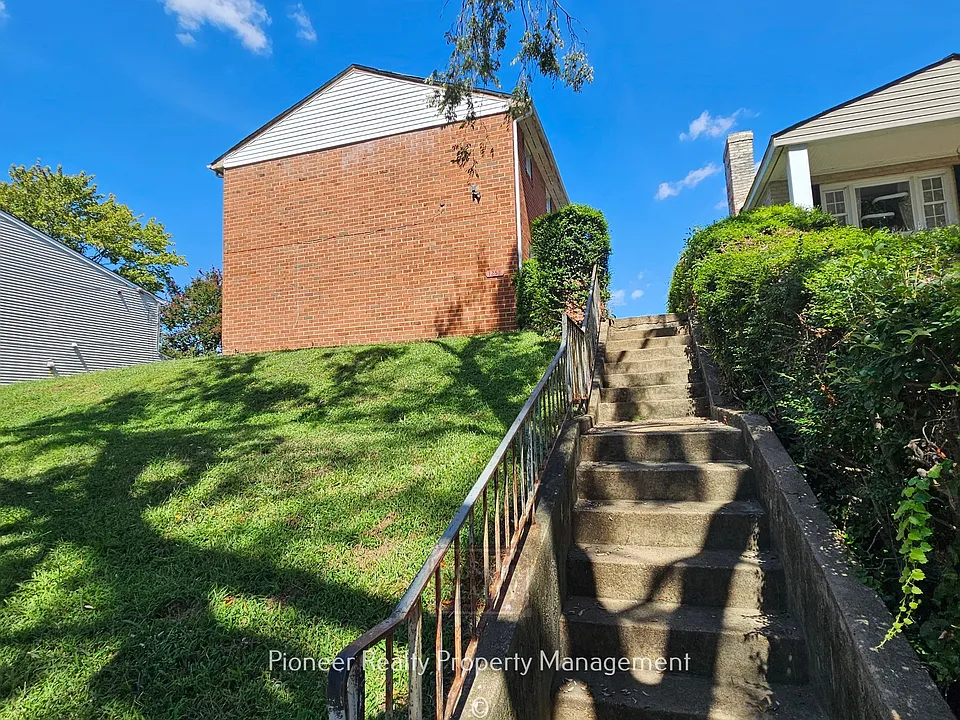 1250 Wallace St