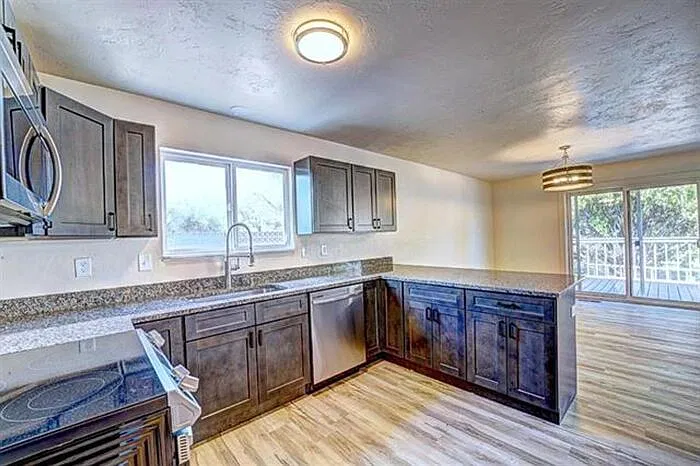 4 bed, 2.0 bath, 1441 sqft, $2,600 — Photo 2