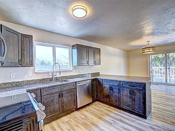 2nd image of 601 W Indian Creek Dr