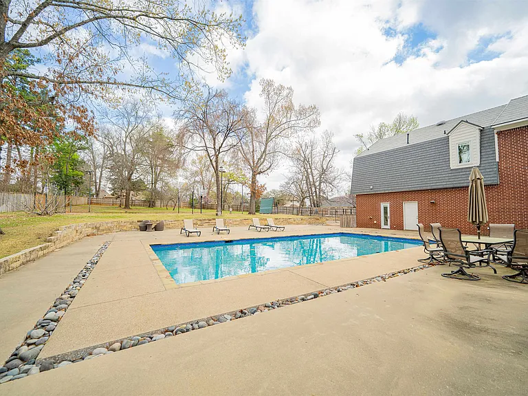 3 Lakeside Dr — Photo 2