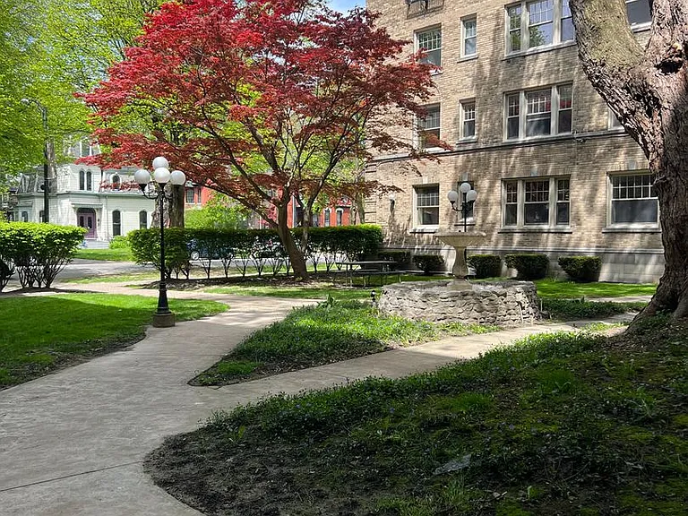 Elliott Apartments — Photo 34