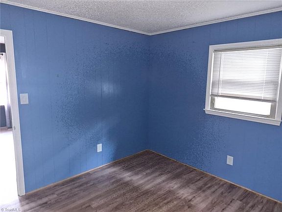 5th image of 704 Baker St