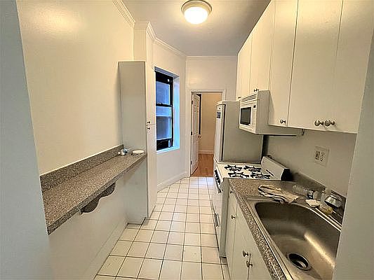4th image of 709 2nd Ave #2D