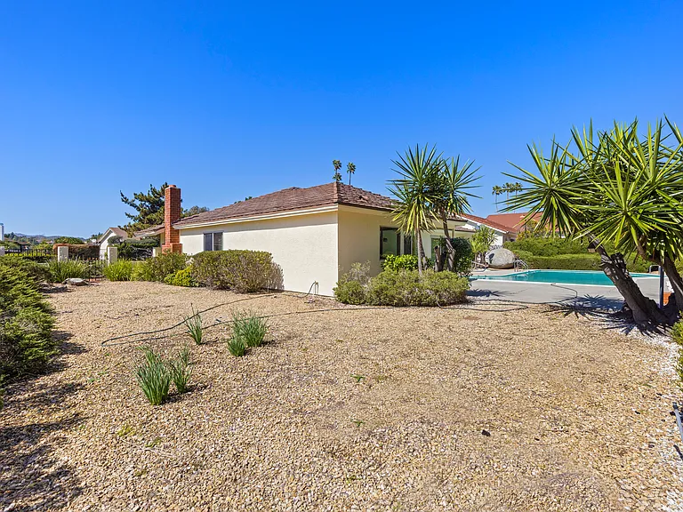 17305 Campillo Dr — Photo 32