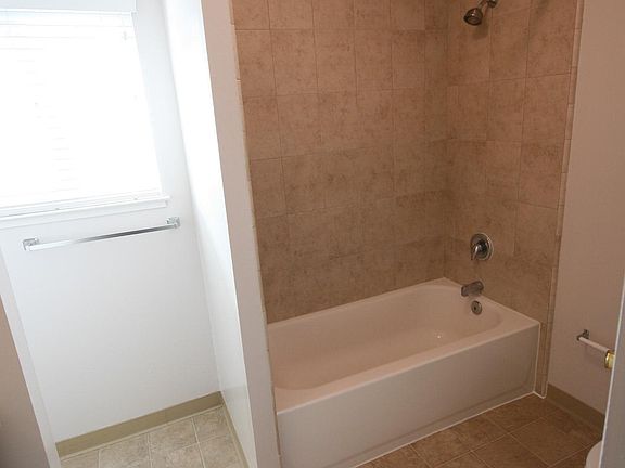 5th image of 19451 Greenwood Dr APT 1