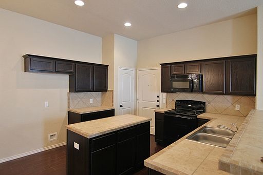 5th image of 574 Creekside Cir