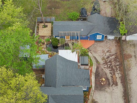 5th image of 1009 S Independence St