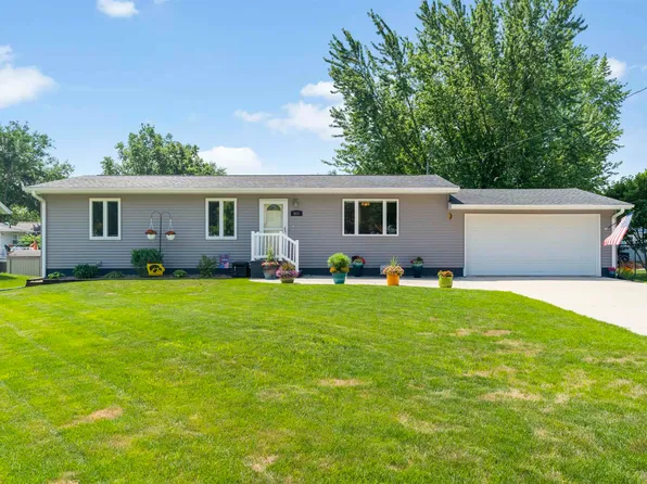 811 6th St NE, Independence, IA 50644