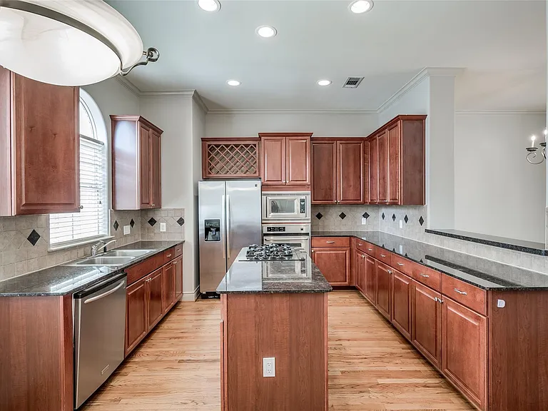 315 Sandman St — Photo 32