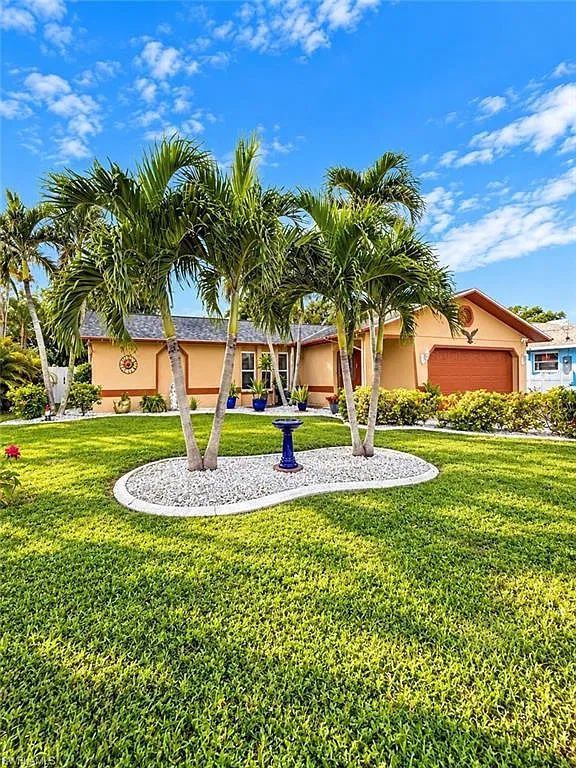 3 bed, 2.0 bath, 1430 sqft, $2,400 — Photo 2