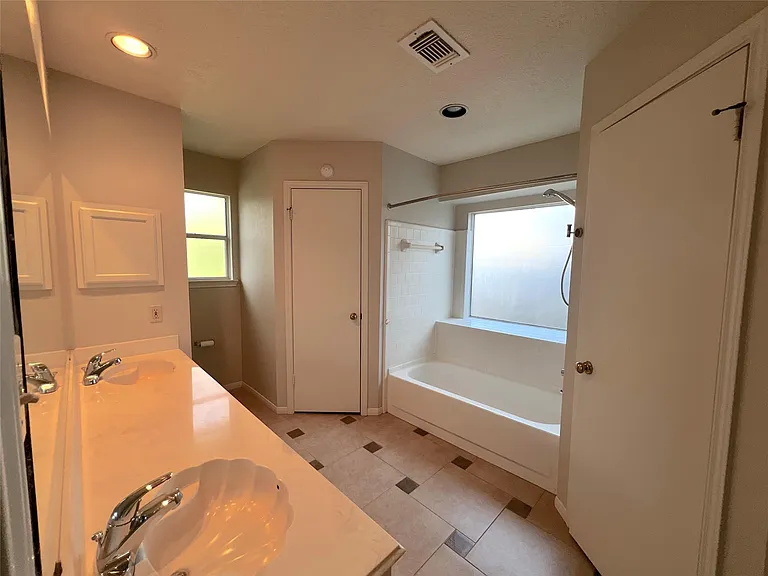 9510 Strawgrass Dr — Photo 12