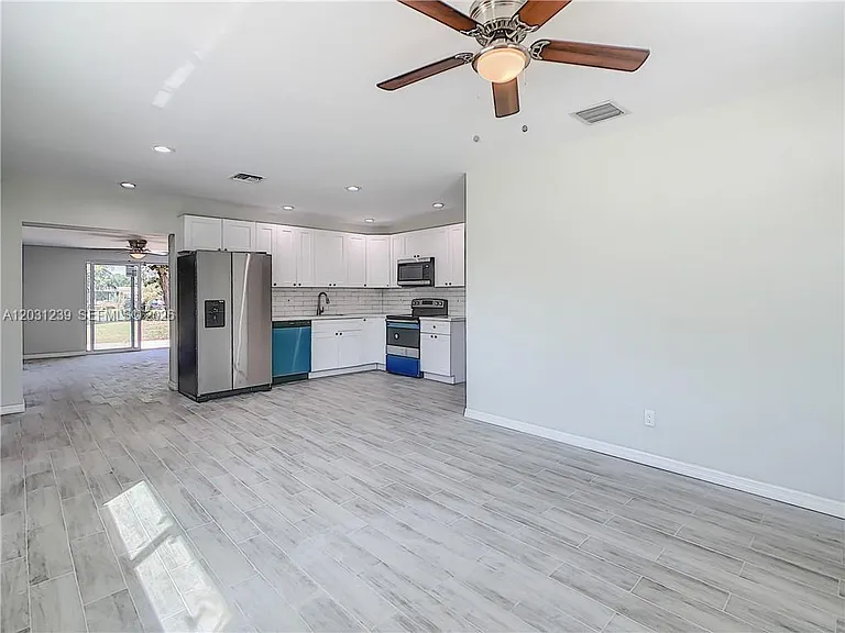 3921 SW 31st Dr — Photo 15