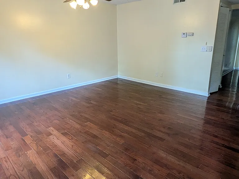 124 Five Oaks Dr — Photo 2