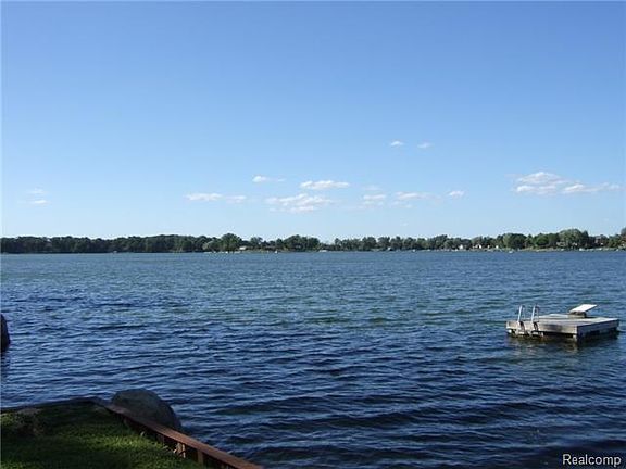 3rd image of 10399 Lakeshore Dr