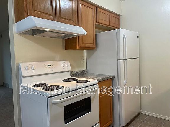 4th image of 885 E Summit St #44