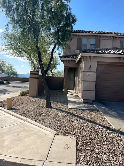 3 bed, 2.5 bath, 2046 sqft, $2,000 — Photo 2