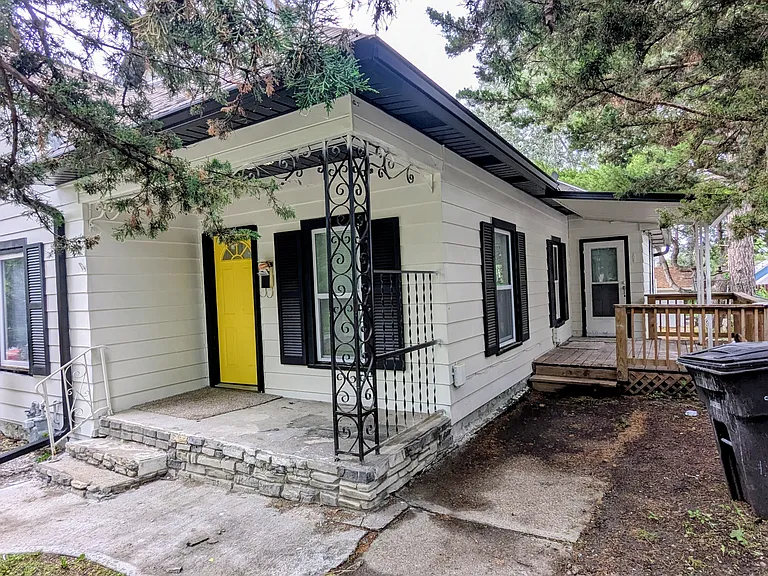 1935 Francis Ave — Photo 3