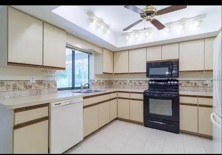 25230 Campos Dr — Photo 4