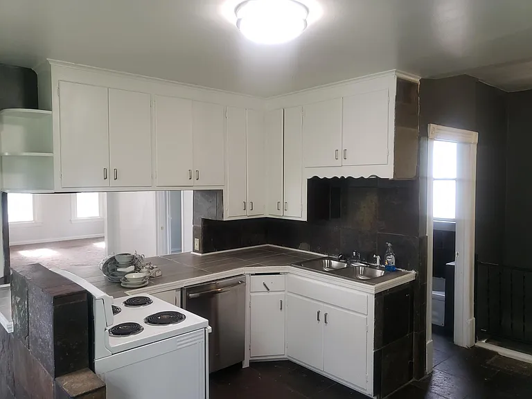 1913 University Ave NE — Photo 1