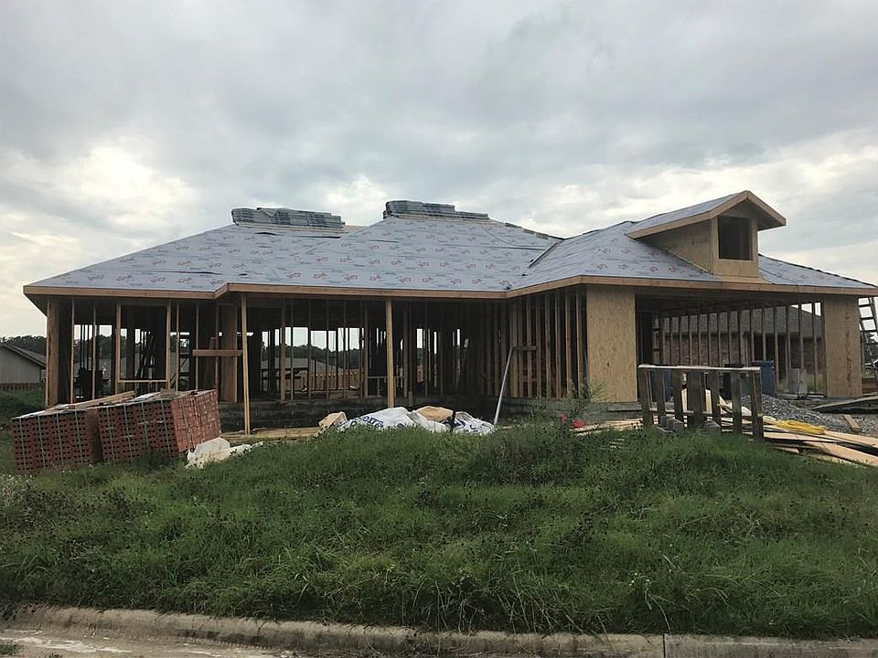 1st image of 301 Lion Dr N