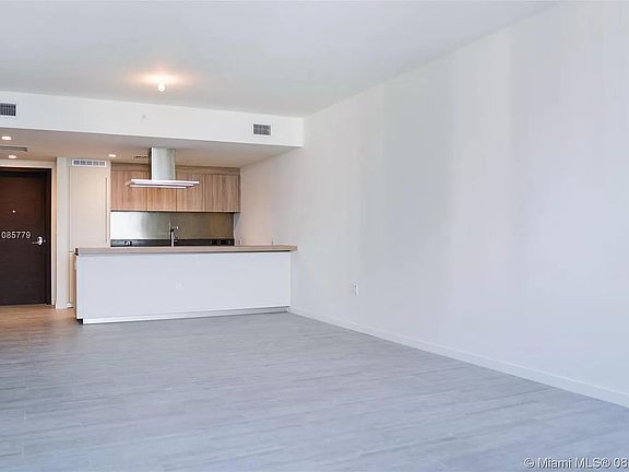 3rd image of 1000 Brickell Plz #2206