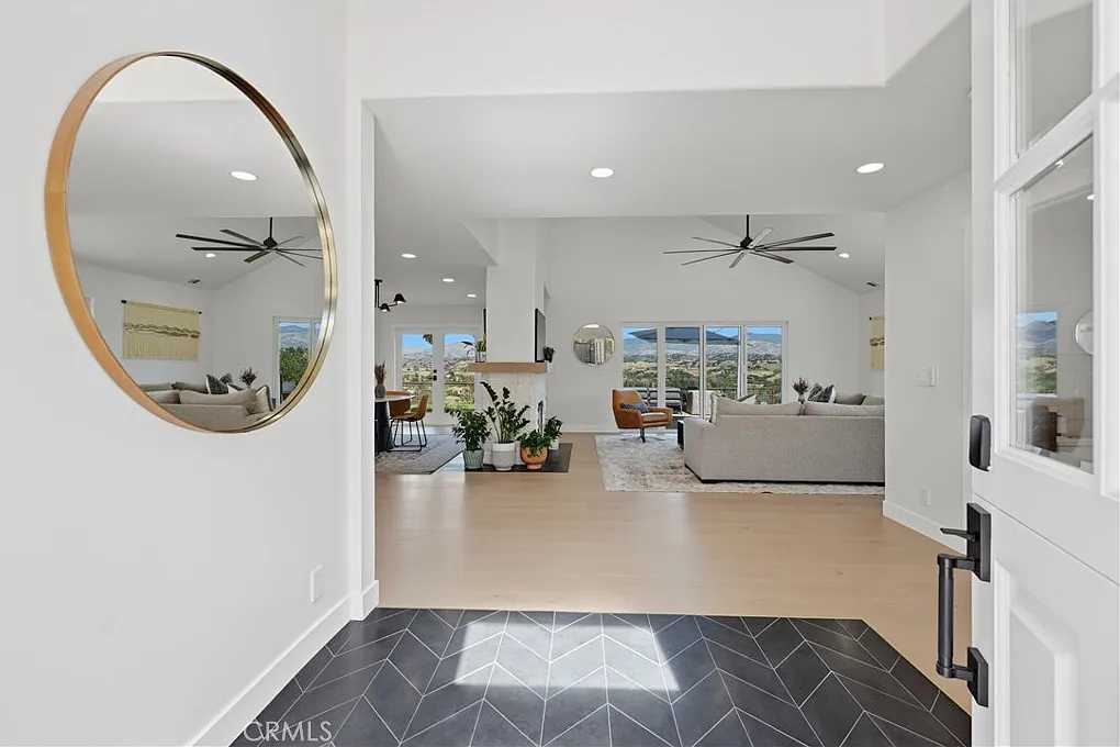 4 bed, 2.5 bath, 2253 sqft, $12,800 — Photo 3