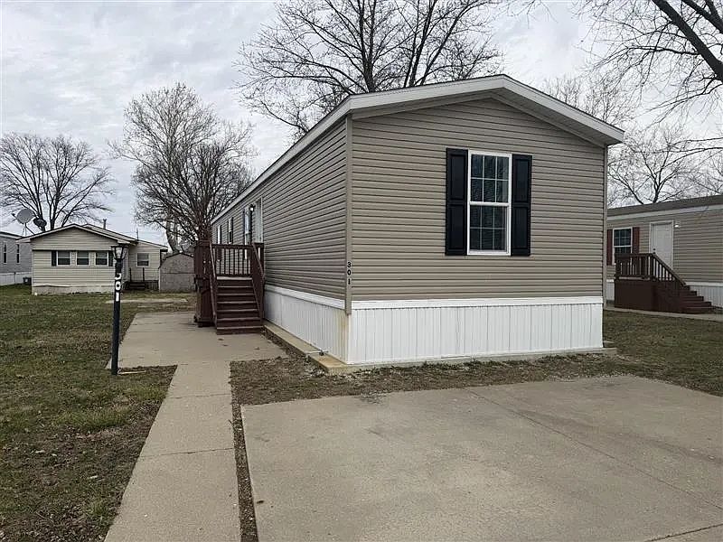 1st image of 301 Carriage Lane Est