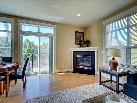 Great Modern Updated light and Bright Townhouse Close to Greenlake! — Photo 3