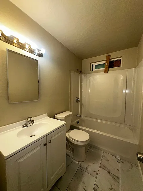 Building Photo - 1512 Flower St #B