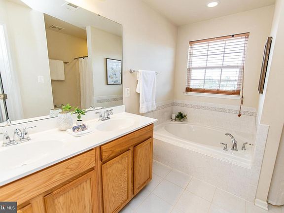 5th image of 13400 Oaklands Manor Dr
