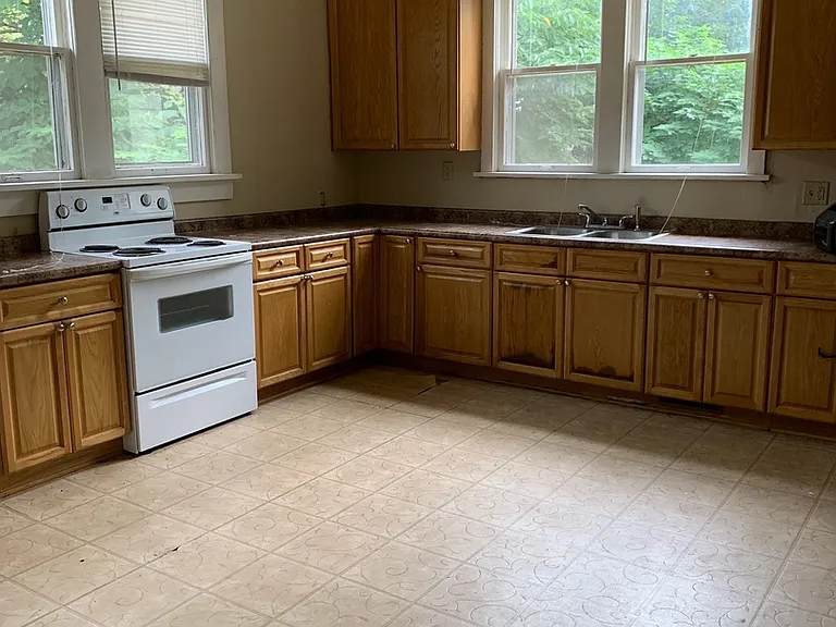 1630 N Clay Ave — Photo 2
