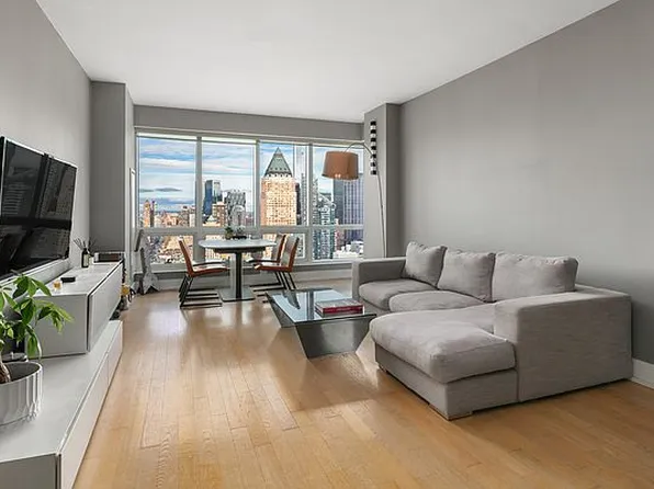 350 W 42nd St APT 46C, New York, NY 10036