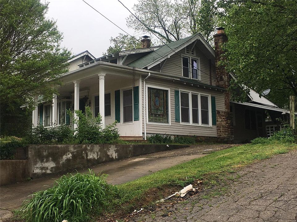 1st image of 933 Poplar St