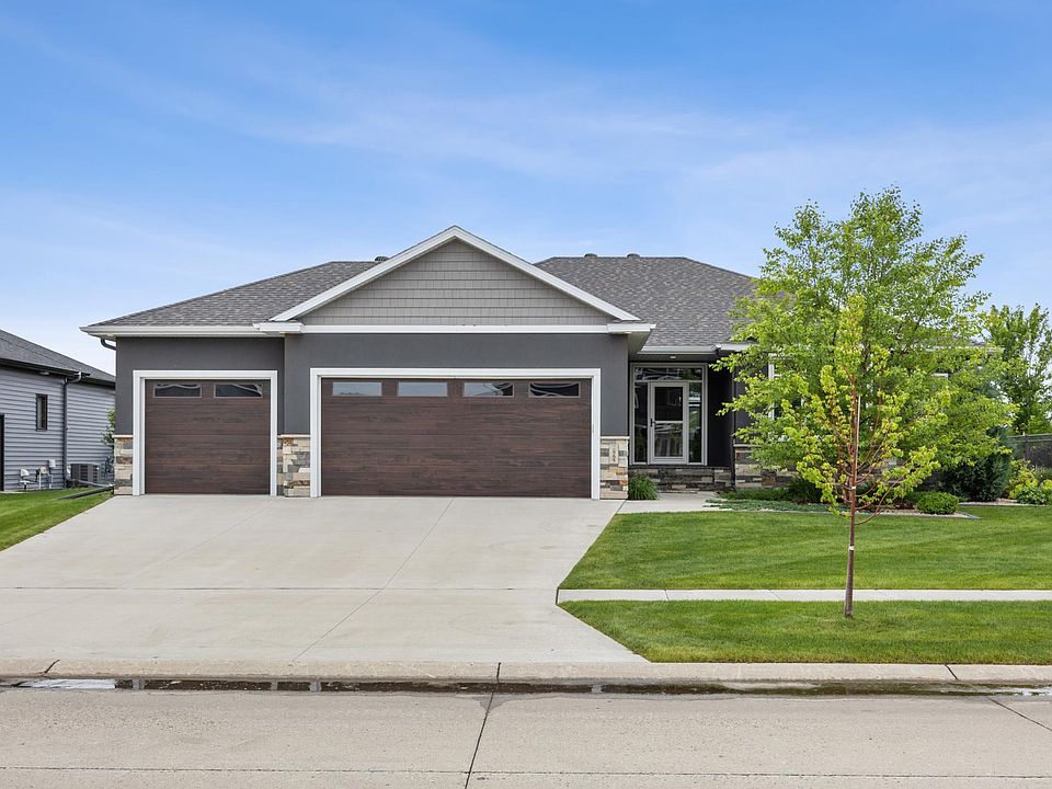 1st image of 2865 McLeod Dr E