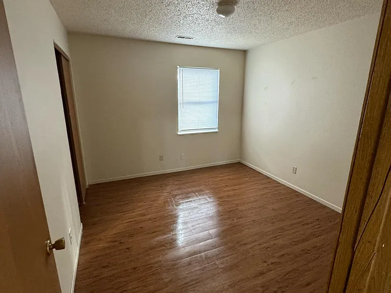 Oak Knoll Apartments — Photo 12