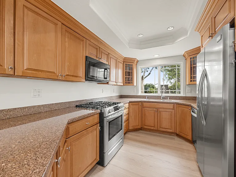 Kitchen, granite countertops, stainless appliances